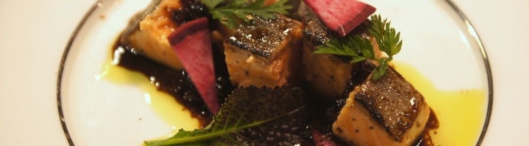 茨城・大子町のリノベーションカフェ＆ゲストjハウス　咲くカフェ。サーモンのレアステーキ