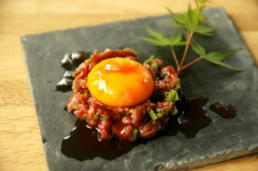 茨城・大子町　カフェ＆ゲストハウス　咲くカフェ　メニュー。「霜降り馬刺しユッケ」